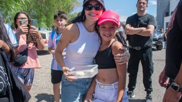 Furor: Lali llegó a Roca y repartió abrazos a sus fans antes del show en la Fiesta de la Manzana 2026