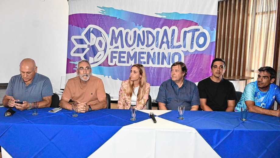 Fabián Zgaib, Jorge Escaris, María Emilia Soria, Alberto Weretilnek, Nahuel Astutti y Gustavo Balmaceda, en la presentación del torneo.