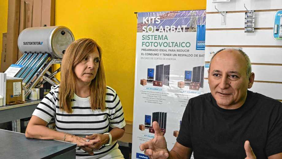 Ángeles (izquierda) y Eduardo (derecha) atienden en su sede en General Roca. Foto: Juan Thomes.