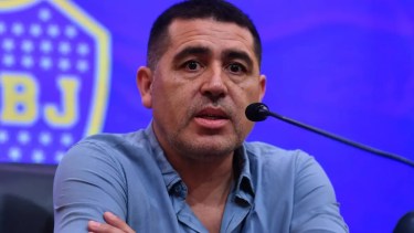 Nueva denuncia contra Juan Román Riquelme: investigan irregularidades con abonos, carnets y prendas deportivas