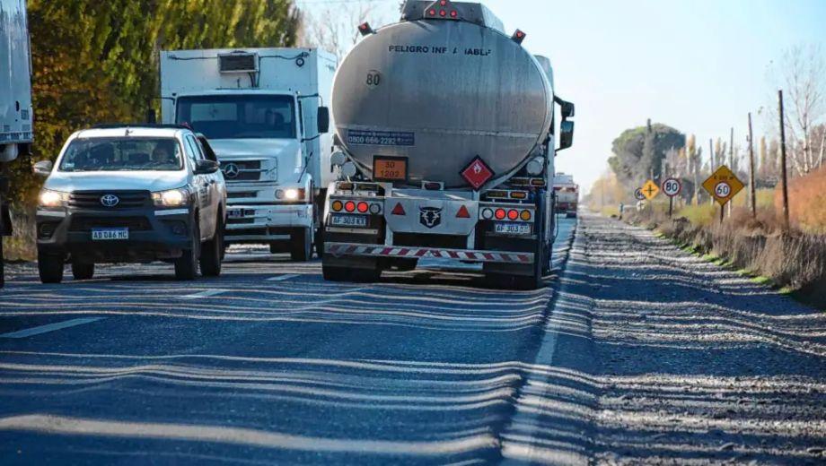 Mucho tránsito y mal estado del asfalto entre Roca y Cipolletti. (Foto Juan Thomes)
