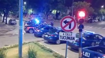Imagen de Tensión en Santa Fe: patrulleros rodearon la Casa de Gobierno en rechazo al aumento y hubo choques entre policías