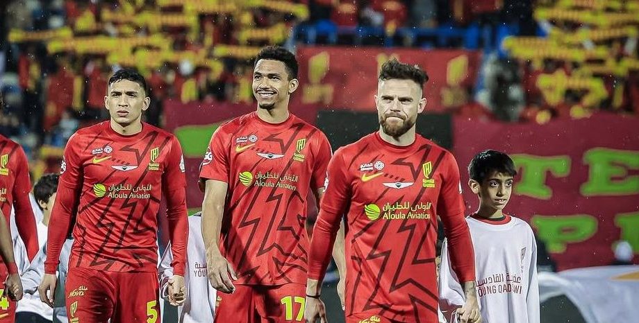 Nández compartió equipo con el Equi Fernánedez en el Al-Qadsiah de la liga árabe.