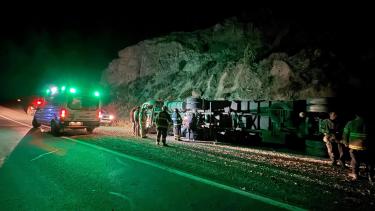 Un camión volcó de madrugada en la Ruta 237 de Neuquén: rescataron a dos personas