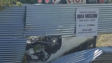 Fuerte vuelco en la Avenida Mosconi de Neuquén: una camioneta impactó contra el cerco que rodea la obra