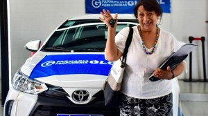 Nunca es tarde: ganaron el auto 0KM que sorteó Farmacias Global y quieren aprender a manejar con más de 60 años