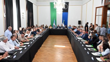 Weretilneck abrió la reunión con intendentes y realiza una propuesta de reparto de fondos