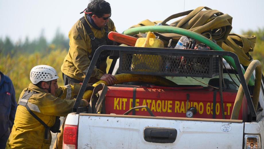 Las ráfagas de viento complican el combate. Foto: gentileza