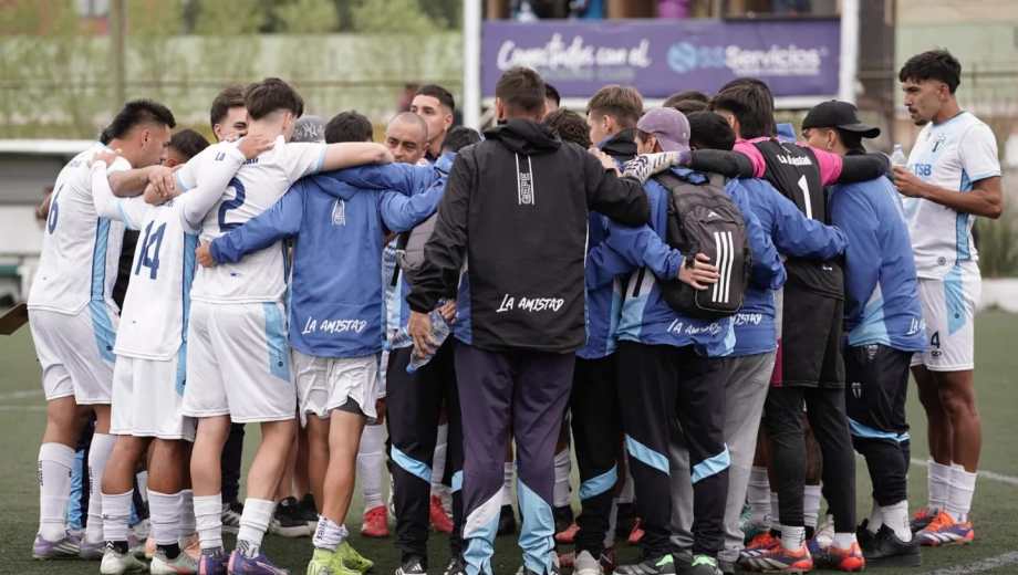 El plantel de La Amistad está ante la gran chance de meterse en la final por el ascenso. 
