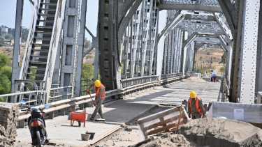 Sin pavimento y listo para el hormigón: así avanza la obra en el puente ferrocarretero de Viedma y Patagones