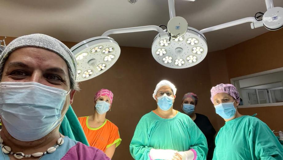 El Doctor Leandro Ariel Vallejos Insegna junto a su equipo. Foto: gentileza. 
