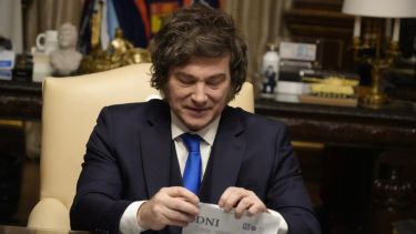 Javier Milei estrenó su nuevo DNI 2026 y recibió el ejemplar junto a Karina Milei, Manuel Adorni y Diego Santilli