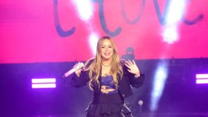 Karina bajó el telón de la Fiesta de la Confluencia 2026 en un debut a todo ritmo: cumbia y furor al cierre del día uno