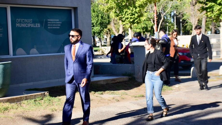 El fiscal Juan Narváez llega a la municipalidad al frente del equipo de Delitos Económicos para los procedimientos. (Foto: Matías Subat)