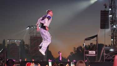 ¡Un combo imparable! ROZE y FMK calentaron la Isla 132 con sus shows en el día 2 de la Fiesta de la Confluencia 2026