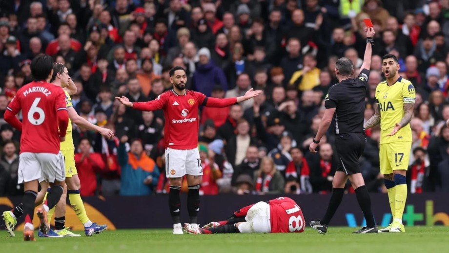 Lisandro, observando de lejos la tarjeta roja que recibió su amigo, el Cuti.