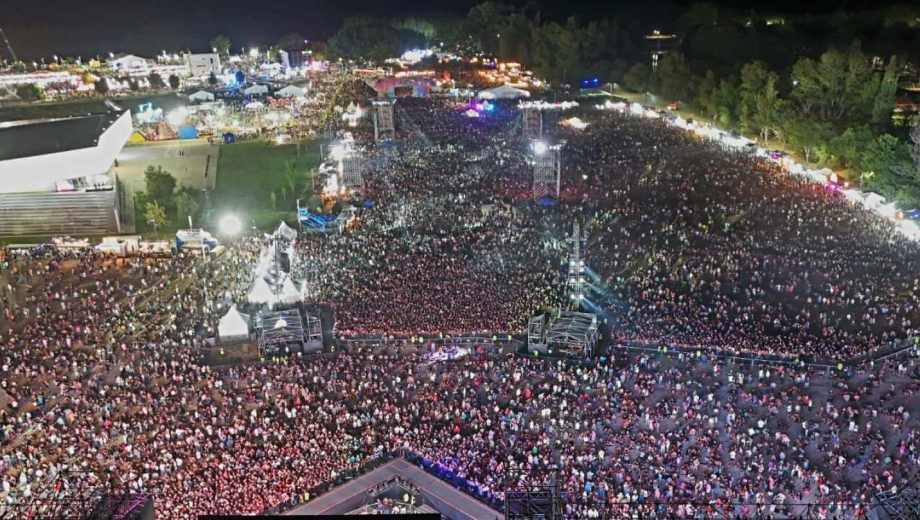 410.000 personas llenaron la Fiesta de la Confluencia. 