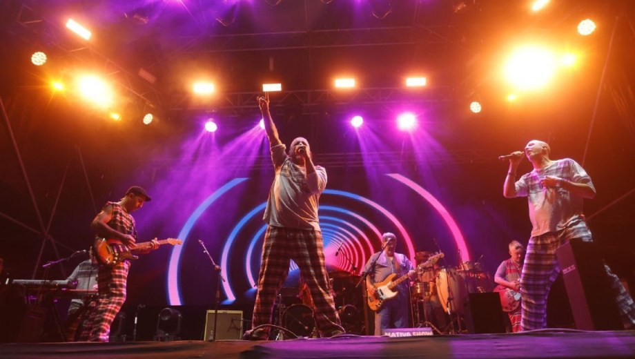 A pesar de la lluvia, el público acompañó el show principal y colmó el predio frente al mar. Foto: gentileza Municipalidad de Viedma.