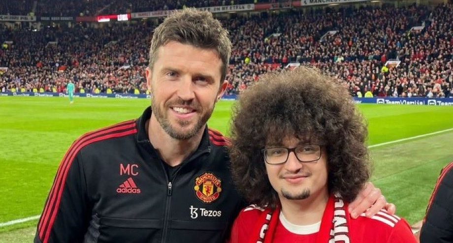 Michael Carrick junto a Frank Ilet, luego de la victoria ante Tottenham, la cuarta de la racha.