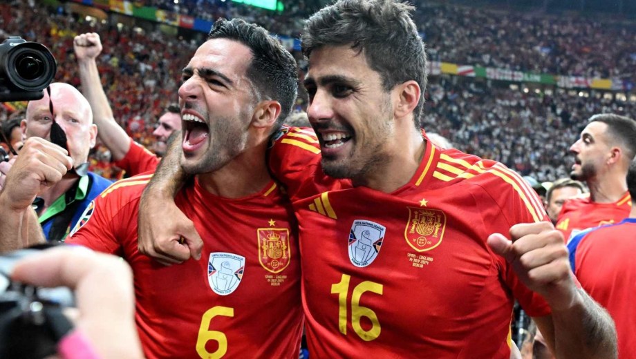Merino festejando con Rodri, luego de convertir un gol agónico ante Alemania en los cuartos de final de la Eurocopa.