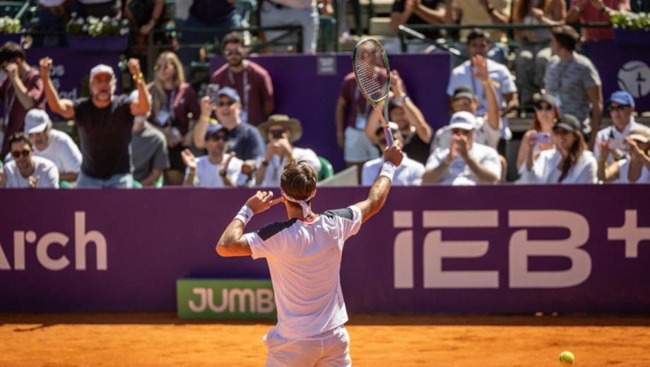 Tomás Etcheverry mejoró en el segundo y tercer set ante el chileno Alejandro Tabilo.