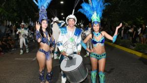 En fotos | Música, trajes y baile: los vecinos coparon el centro de Neuquén por el carnaval este domingo
