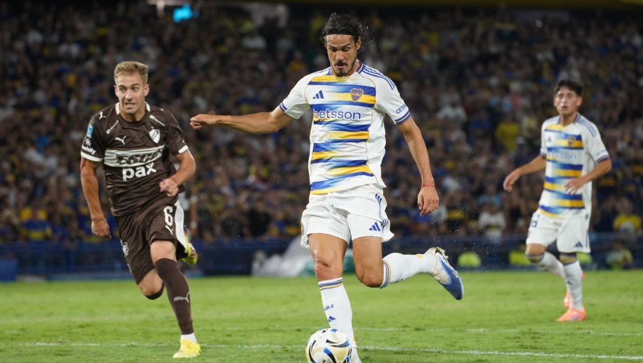 Cavani tuvo un flojo ingreso en Boca contra Platense. (Foto: Marcelo Carroll - Clarín Fotos)