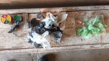 Ataque a tiros en Fernández Oro: escaparon en moto, los detuvieron, secuestraron armas, cocaína y marihuana