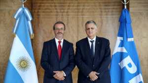 Santander selló una alianza clave para integrar servicios financieros en la APP YPF