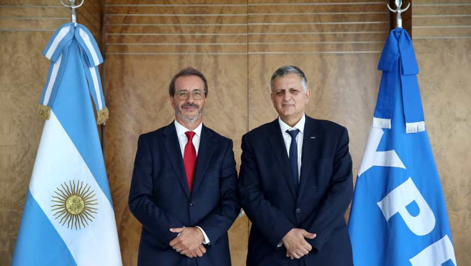 Horacio Marín (YPF) y Alejandro Butti (Santander Argentina) durante la firma del acuerdo que integra soluciones financieras en la APP YPF. 