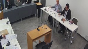 Quebró a un juez, golpeó a un fiscal y a más funcionarios en Viedma: qué penas solicitaron