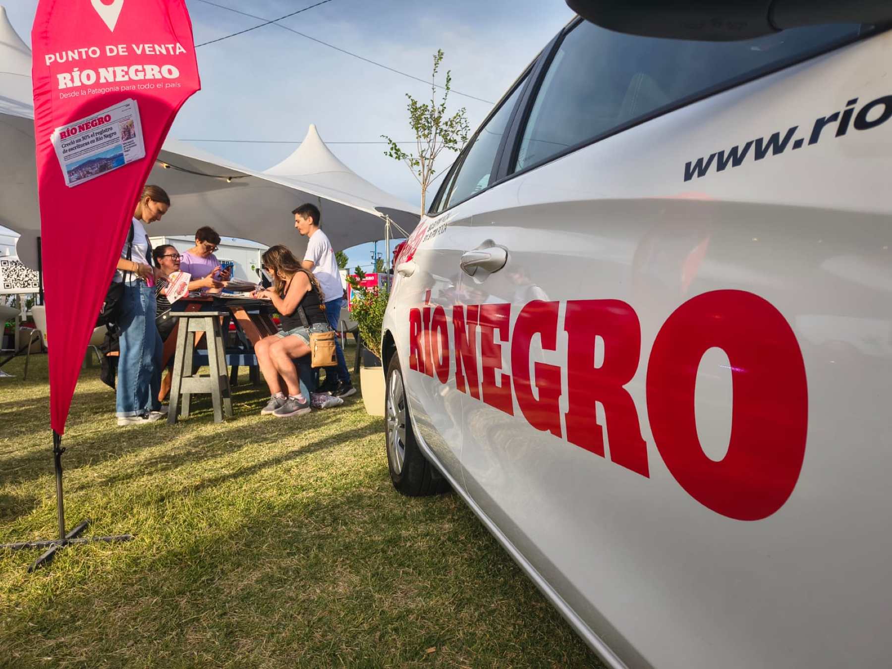 El corazón de la Fiesta de la Manzana 2026: Diario RÍO NEGRO lidera la segunda noche con streaming en vivo y premios imperdibles
