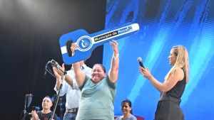 ¡El 0 km se fue para Cervantes!: Patricia Bravo ganó el Peso de la Manzana con una precisión asombrosa