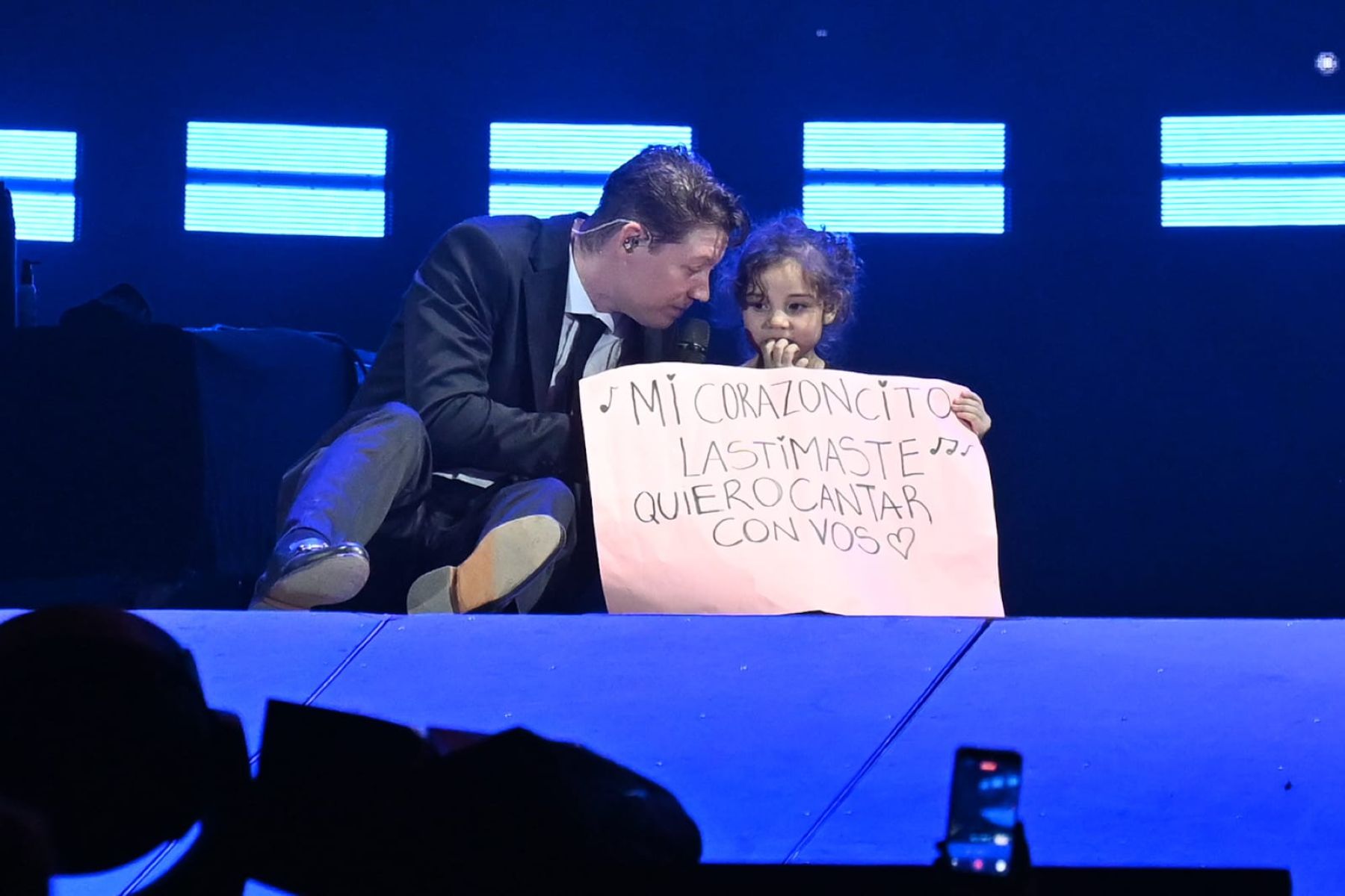 ¡Emoción en la Fiesta de la Manzana 2026! Emanero subió a una pequeña fan al escenario y cantaron juntos «Sinvergüenza» en Roca
