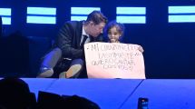 Imagen de ¡Emoción en la Fiesta de la Manzana 2026! Emanero subió a una pequeña fan al escenario y cantaron juntos «Sinvergüenza» en Roca