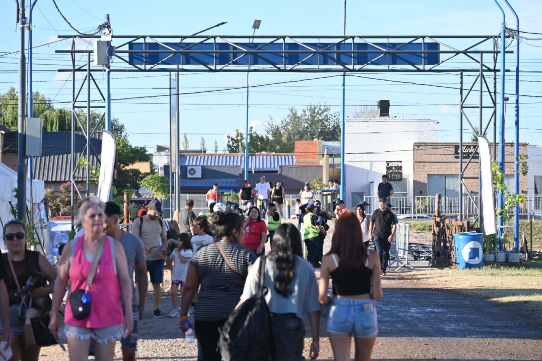 De remeras a pilusos: cuánto sale vestirse de Lali o Cazzu en la Fiesta de la Manzana 2026