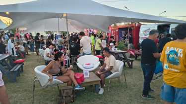 El stand de Diario RÍO NEGRO vive un cierre récord en la Fiesta de la Manzana 2026: hoy se sortea la pileta y sigue el sueño de los dos 0 km