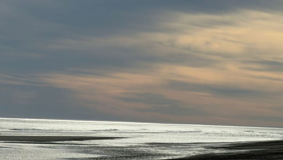 El atardecer tiñe de tonos cálidos la costa y redefine el paisaje.