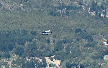 El helicóptero el viernes sobrevoló El Bolsón en una capacitación a personal de Splif. Foto: Chino Leiva