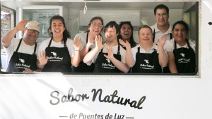 Un café con propósito y trabajo inclusivo: inauguran un food truck en San Martín de los Andes
