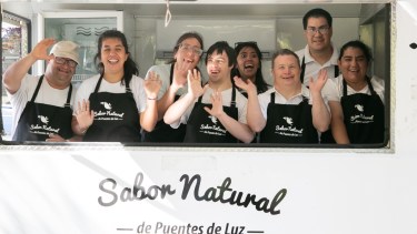 Un café con propósito y trabajo inclusivo: inauguran un food truck en San Martín de los Andes