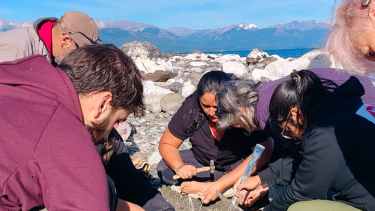 Los restos de un perezoso gigante extinto hace 16 mil años sorprendieron en la costa del lago Nahuel Huapi