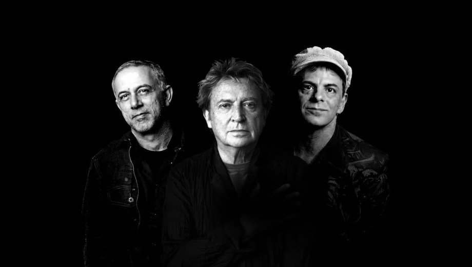 Llamen a la policía. Andy Summers, entre los brasileños Joao Barone y Rodrigo Santor.