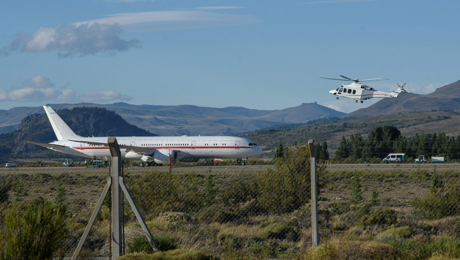 Un avión de Emiratos Árabes arribó la tarde de este lunes 23 de febrero en Bariloche y un helicóptero aguardaba en pista. Foto: Marcelo Martinez