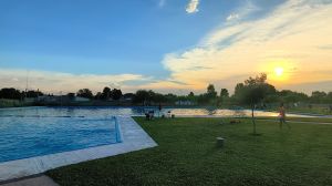 Un alto en el Valle Medio: la pileta de Belisle te invita a frenar en medio del viaje