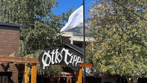 La bandera blanca está arriba: la república de El Bolsón nació con cerveza y se celebra en la Fiesta del Lúpulo