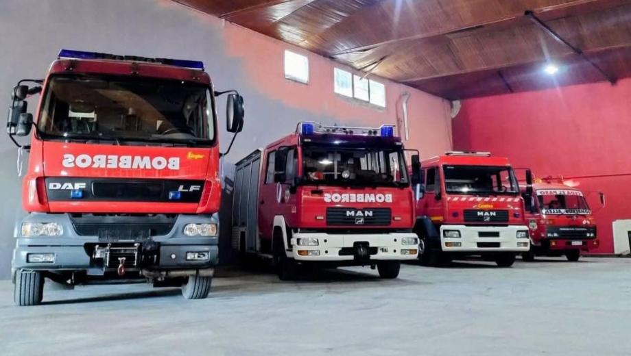 Dos Unidades del cuartel de bomberos de Allen trabajaron en la extinción del fuego. Foto: Gentileza Facebook Bomberos voluntarios Allen. Río  Negro. 