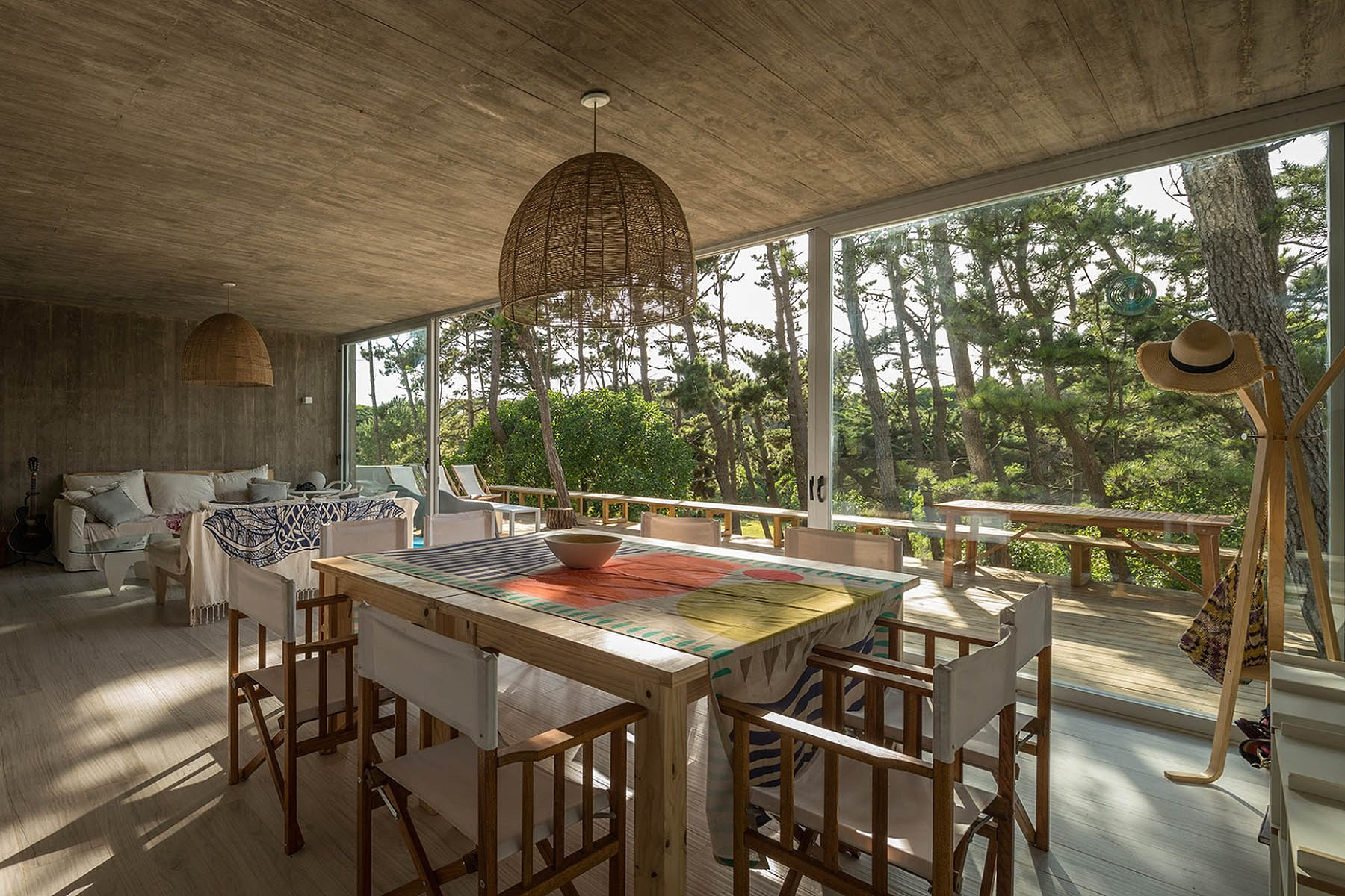 Entre las dunas y el mar, esta casa se integra al bosque de pinos en el paraíso emergente de la costa