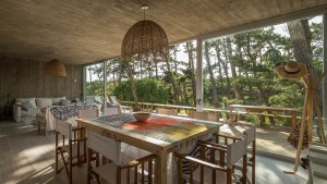 Entre las dunas y el mar, esta casa se integra al bosque de pinos en el paraíso emergente de la costa