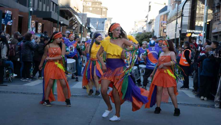 Las agrupaciones carnavaleras todos los días desfilan por la calle Mitre y luego se abre el escenario del Centro Cívico.